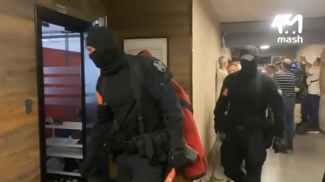 Police raid offices of leading Russian Telegram channel (VIDEOS)