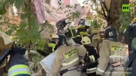 Condemned Soviet-era residential building crumbles in southern Russia (VIDEO)