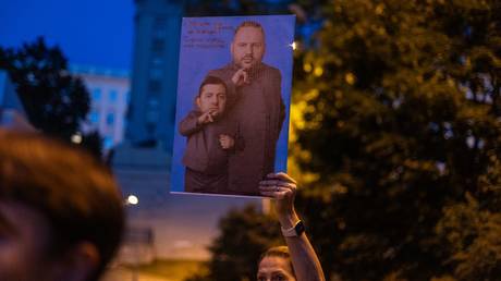 Putin questions legality of Ukrainian government