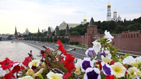 ‘16,000 sanctions… and Russia continues to move forward’ – American military analyst