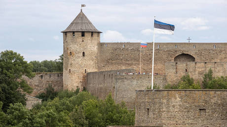 NATO member fortifies checkpoint on Russian border