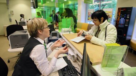 Russian women now landing jobs faster than men