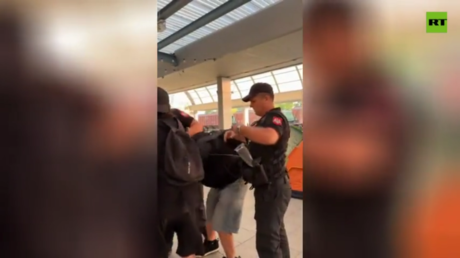 Police tear down opposition picket in post-Soviet capital (VIDEO)