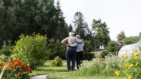 Russian lawmakers propose benefits for long marriages