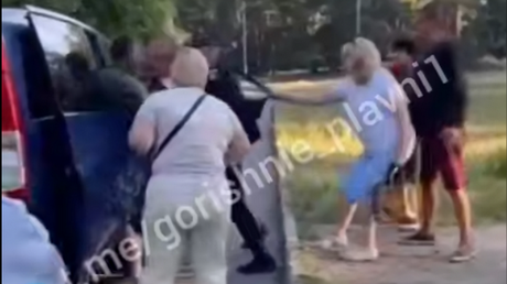 Ukrainian locals fight off conscription officers (VIDEO)