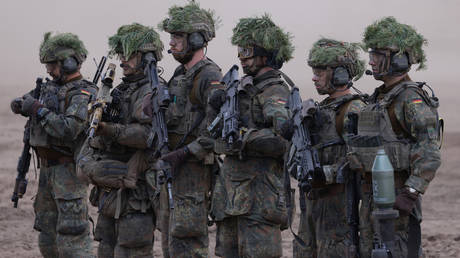 FILE PHOTO. German troops at a military exercise.