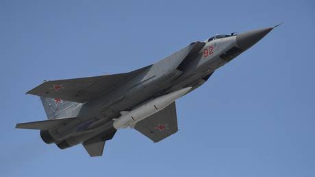 FILE PHOTO: A Mikoyan-Gurevich MiG-31 Foxhound fighter-interceptor with the Kinzhal high-precision hypersonic aero-ballistic missile.