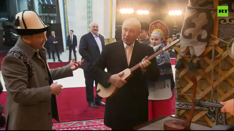 Putin plays traditional Kyrgyz lute in Bishkek (VIDEO)