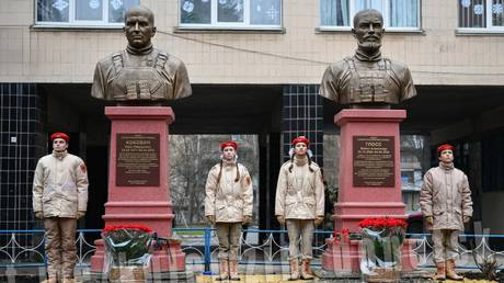 Memorial to slain son of senior CIA official unveiled in Russia (PHOTOS)