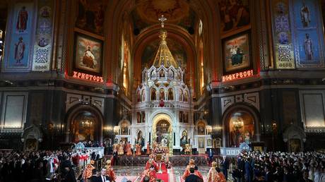Putin attends Easter service as Russians mark Orthodox Christianity’s holiest day (VIDEOS)