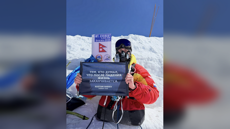 Russian double-amputee conquers Everest using only his hands (VIDEOS)