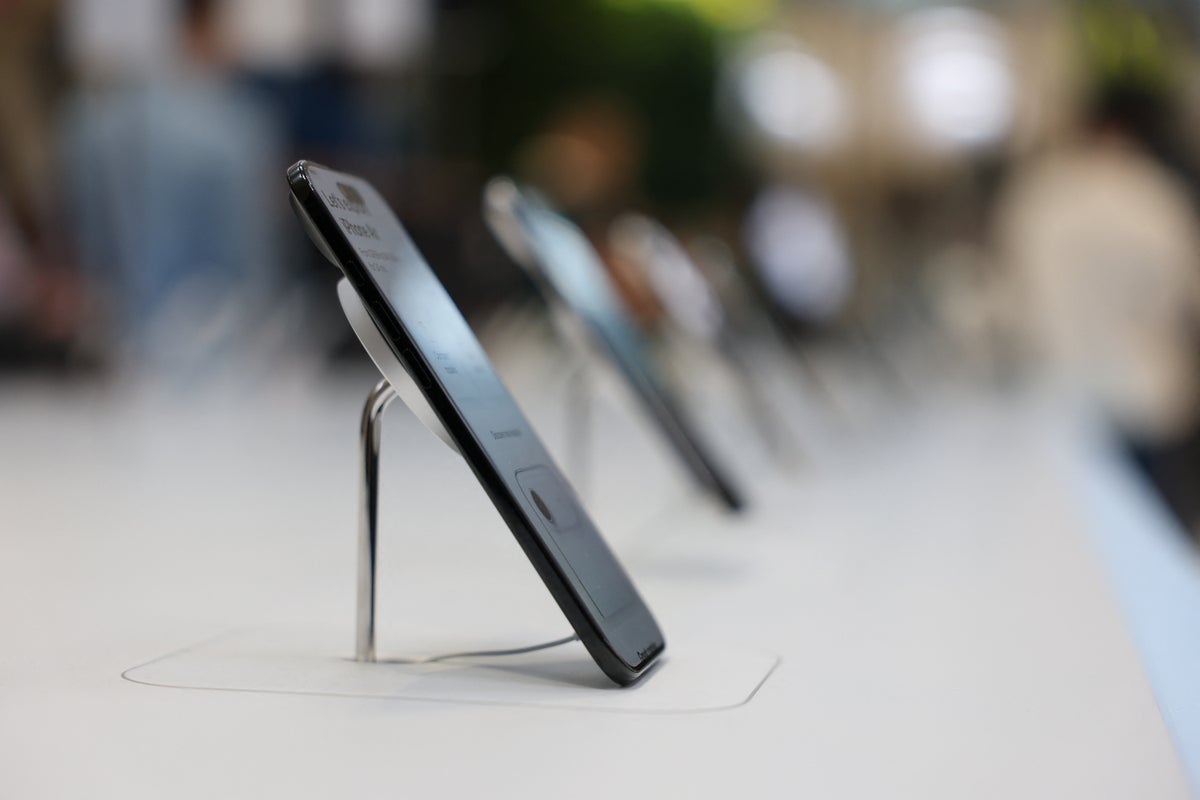 Apple loses controversial design chief who launched overhaul of iPhone’s look